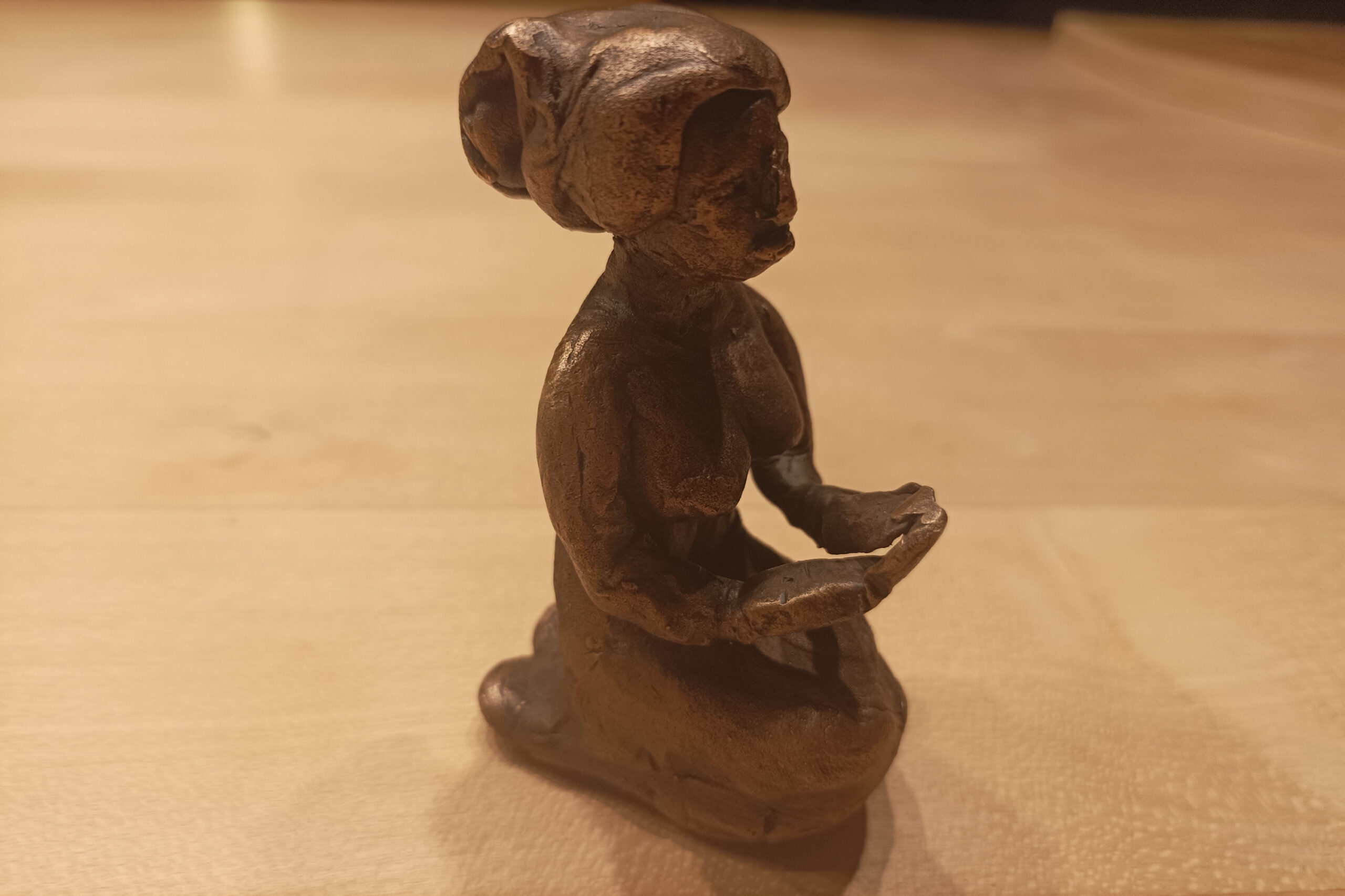 Sandböck Bronze Figur einer sitzenden Frau